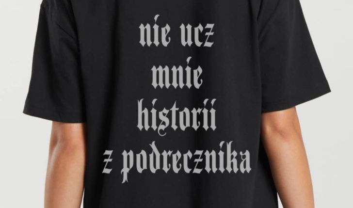 "Z szat błazna szyję szaty kultu" – czyli merch brudnej historii