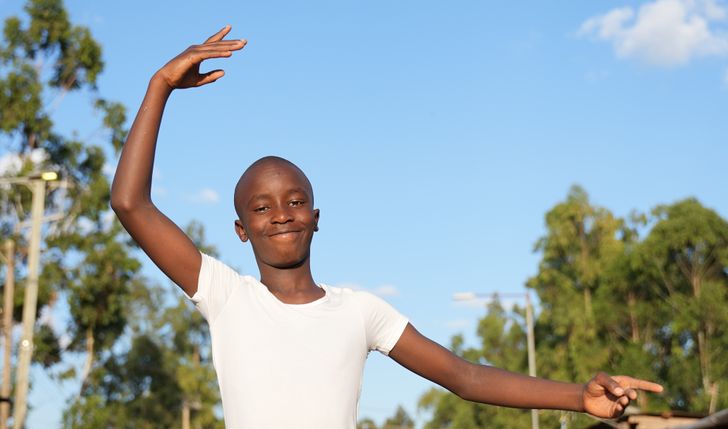 Na edukacje Breaviana, chłopca tańczącego balet