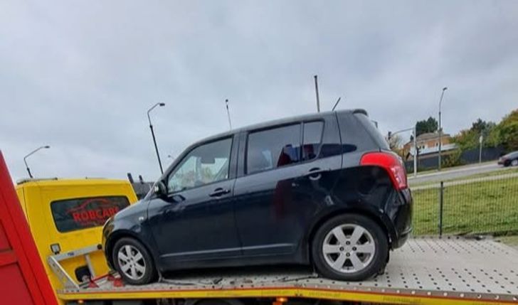 Naprawa samochodu uchodźcy z Etiopii - to jego narzędzie pracy i tymczasowy dom.