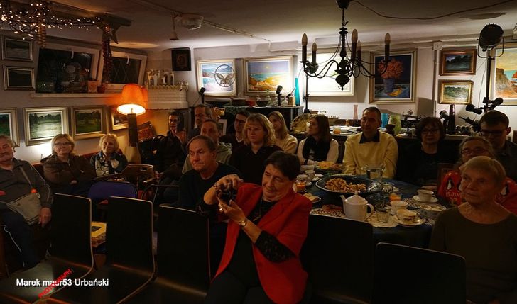 Nowy Laptop z progamem obróbki filmów i fotogrrafii dla Fundacjii;projektor,zwrot zobowiazań