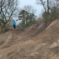 Pierwsza banda 4X świeżo po usypaniu i bez zagęszczenia oraz prowizoryczna hopka nad nią