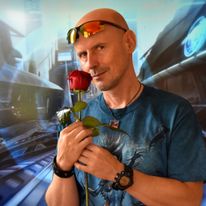 Fotka zrobiona na skrzydełko okładki książki "Gamedec: Granica rzeczywistości". Trudno uwierzyć, że Ania (moja żona) zrobiła tę fotografię w wielkim pośpiechu, a ja naprawdę stoję na tle... telewizora :D