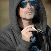 Tak naprawdę nie palę. Jestem lekarzem i wiem, że to szkodliwe. To zdjęcie zrobiliśmy ze znajomym fotografem podczas zabawy w naśladowanie imidżu niektórych autorów. Ciekawe, czy ktoś odgadłby, kogo tu parodiowałem.