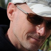 Na wakacjach bywam niezwykle rzadko, ale gdy mi się zdarzy, po prostu leżę, nic nie robię i pozwalam mózgowi się regenerować. Na tym zdjęciu jestem gdzieś w Egipcie, prawdopodobnie zimą.