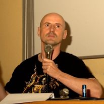 Fotka zrobiona na jednym z dawniejszych konwentów miłośników fantastyki. Może w Krakowie? Widać na niej, że nie rozstaję się z pomadką do ust. Bez niej strasznie mi wysychają. Niestety, nie pamiętam, kto wykonał tę fotografię.