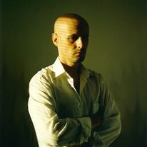 Zdjęcie z gatunku "zamyślony autor". Rzadko pozuję w koszulach, a szkoda. Foto: żona.