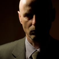 Istnieje seria gier komputerowych pod zbiorczym tytułem "Hitman". Na tej fotografii (autor: Krzysztof Ożóg) usiłuję wcielić się w głównego bohatera.