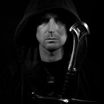 Dawno temu nabyłem widoczny na zdjęciu miecz. Narsil. Krzysiek Ożóg, podczas pewnej sesji fotograficznej, stwierdził, że jest fotogeniczny i strzelił mi takie zdjęcie. Miecz z przodu, ja w tle.