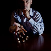 Pamiętam, że fotograf (Krzysztof Ożóg) bardzo się męczył, gdy robiliśmy tę fotkę. Ustawienie światła i czasu tak, żeby kości były ostre, było nie lada wyczynem. Nie znam się na tym, ale bardzo doceniam zdjęcie.