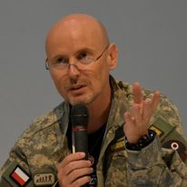 W tym mundurze dość często pojawiam się na konwentach - promując w ten sposób sagę "Orzeł Biały". Staram się do niego doczepiać jak najwięcej zabawnych naszywek.