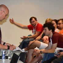 Zdjęcie wykonane na jednym z konwentów miłośników fantastyki. Mam dobry kontakt ze słuchaczami. W tle widać Dawida Zguda, jednego z moich najzagorzalszych fanów, autora niejednego fanfika związanego z moimi światami.