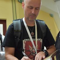 Tak wyglądam, gdy na konwencie złapie mnie fan i poprosi o zadedykowanie książki.