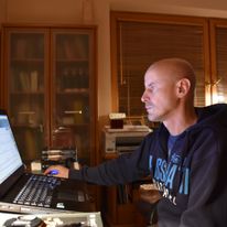 Stare zdjęcie pokazujące czasy, gdy pracowałem jeszcze na laptopie. Nie było to zbyt wygodne. Zdaje się, że fotografia została wykonana w Dzień Pisarza.