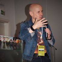 Prelekcje prowadzę żywo, zawsze dając z siebie wszystko. Jak mówi przysłowie, "I give you my highest energy".