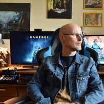 Tę fotkę strzeliła mi żona, gdy było potrzebne jakieś oficjalne zdjęcie mojej osoby promującej grę wideo "Gamedec".