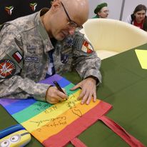 Ta fotka łączy w zabawny sposób wiele elementów: mundur, logo Twierdzy, tarczę Rycerza Twierdzy oraz tęczową torbę, na której z ochotą się podpisałem.