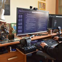 Tak mniej więcej wygląda moje miejsce pracy. Ekran, klawiatura i stukot klawiszy.