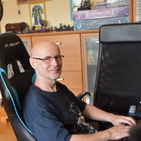 Kiedy kończyłem pisać "Gamedeca 0", żona zrobiła mi takie zdjęcie. Dziwne, że nie widać zmęczenia, które wtedy odczuwałem.