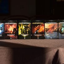 Widać tutaj całość sagi "Gamedec" wydaną w jednolitej szacie graficznej przez wydawnictwo Rebis. Mam nadzieję, że wkrótce dołączy tu część "zerowa", czyli "Gamedec: Love & Hate".