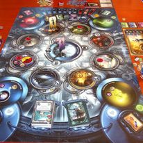 Gra planszowa "Gamedec" została wydana przez cdp.pl w 2013 roku. To była naprawdę ładnie wydana gra.