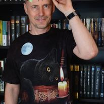 Widok książek bardzo mnie uspokaja. Tu pozuję na tle jednego z regałów stojących w mojej sypialni.