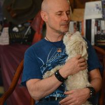 Moim wiernym towarzyszem jest maltańczyk o wdzięcznym imieniu Majki. Majki jest "współautorem" wielu moich książek. Gdy je piszę, piesek grzecznie przy mnie... śpi.