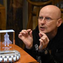 Od czasu do czasu otrzymuje od fanów różnego typu podarki. Tutaj zachwycam się zamrożonym w krysztale Torkilem Aymore'm, głównym bohaterem sagi "Gamedec".