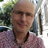 Przez cztery lata grałem rolę Aleksa w TVN'owskim serialu "19+". Zebrałem mnóstwo aktorskich doświadczeń i przekonałem się, że kwieciste koszule są bardzo twarzowe.