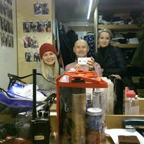 Garderoba to pierwsze miejsce, które musisz odwiedzić, gdy dotrzesz na plan (filmowy). Tutaj pozuję z Jaśminą (kostiumografką) i wizażystką. Wstyd się przyznać, ale nie pamiętam jej imienia... 