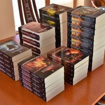 Na tym zdjęciu widać sześć moich książek, po pięć egzemplarzy każdej (w jednym przypadku jest to powieść rozbita na dwa tomy). To zdjęcie pokazuje, że objętościowo książka książce nierówna.