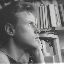 Tak wyglądałem jako zaopatrzony we włosy licealista. W tle mikroskop metalograficzny. Uwielbiałem oglądać w nim różne kamienie.