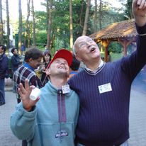 Thomas Mielke, niemiecki pisarz science fiction, jest bardzo wesołym człowiekiem. Tu udajemy, że widzimy statek kosmiczny. Zdjęcie zrobione podczas Międzynarodowego Festiwalu Fantastyki w Nidzicy.