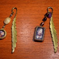 Fani wykonują nie tylko koszulki, kubki i breloczki wykorzystując grafiki związane z sagami "Gamedec" i "Orzeł Biały". Zdarzają się też wytworne zakładki do książek.