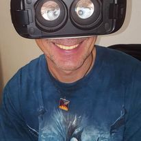 Można się śmiać. Tak wygląda człowiek przymierzający jedno z urządzeń obsługujących tak zwany VR.