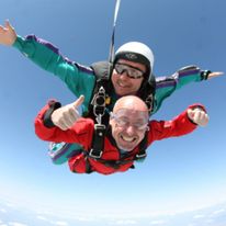 Mimo śmiertelnego strachu, jaki odczuwałem mknąc ku ziemi z chyżością przekraczającą 200 km/h, dzielnie uśmiechałem się do kamerzysty.