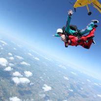 Na któreś urodziny żona zafundowała mi skok spadochronowy. Mam wrażenie, że spadam w śmierć. Niezapomnianie, nomen omen, przeżycie.