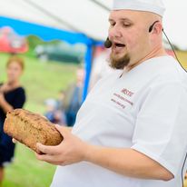 Podczas warsztatów i pokazów chl;ebowych uwielbiamy dzielić się wiedzą!