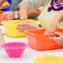 Każdy przygotowuje chlebek własnymi rękoma a potem zabiera go do domu.