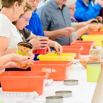 Uczestnicy warsztatów własnoręcznie komponują smaki swojego chleba.