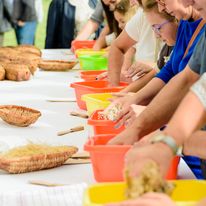 Ciasto na chlebki uczestnicy wyrabiają własnoręcznie.