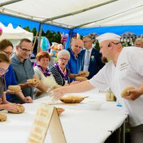 Mistrz piekarski pomaga na każdym etapie warsztatów chlebowych.