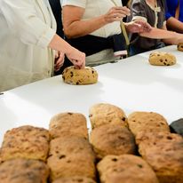 Ostatnie szlify ciasta chlebowego i za chwilę każdy uczestnik weźmie udział w degustacji pachnącego chleba.