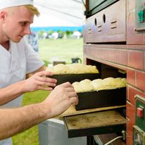 Drożdżówka podczas wypieku pachnie słodyczą ciasta domowego.