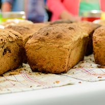Chlebki wypiekane w plenerze mają bardzo chrupiącą skórkę i są z pysznymi dodatkami.
