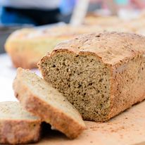 Pachnące chlebki wypiekane podczas mobilnych warsztatów chlebowych w wedrownym piecu chlebowym.