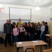 Radosław Piech podczas przeprowadzania Lekcji Ekonomii dla młodzieży