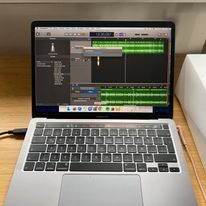 Komputer, na który nigdy nie byłoby mnie stać, gdyby nie Patroni :) Poprzedni z Waszą pomocą wzmocniłam silniejszym dyskiem, ale niestety przestał chodzić tak jak należy i bardzo się grzał- ten eksportuje podcast w minutę, nie grzeje się, a programy śmiga