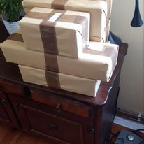 Paczki dla Patronów z najwyższego progu- skompletowane przeze mnie, a profesjonalnie opakowane i nadane przez mojego tatę :) Islandzkie słodycze, zioła, wełniane skarpety i inne niespodzianki trafiły do właścicieli i sprawiły im dużo frajdy. Mi też! 