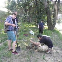 Brzegi rzeki Wilgi, prawobrzeżnego dopływu Wisły, porastają u jej ujścia graby i brzozy. Tutaj dosadziliśmy nowe pokolenie grabów, a z drugiej strony brzóz.