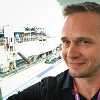 Selfiacz z Robertem ;) , który wjeżdża do alei serwisowej ulicznego toru w Singapurze. To też jeden z najwspanialszych weekendów Formuły 1